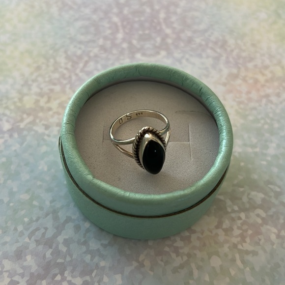 Oval Black Onyx stone ring : size 6.5
925 stamped
In mint condition like new - Picture 2 of 4